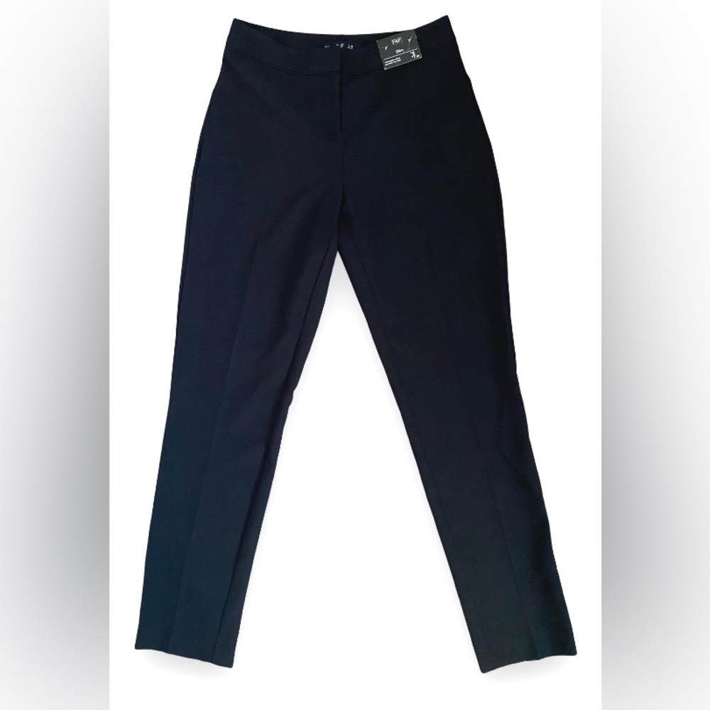 🧑‍💻Simple and smart dress pants in black.